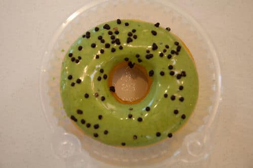 Un donut avec un glaçage au thé vert matcha