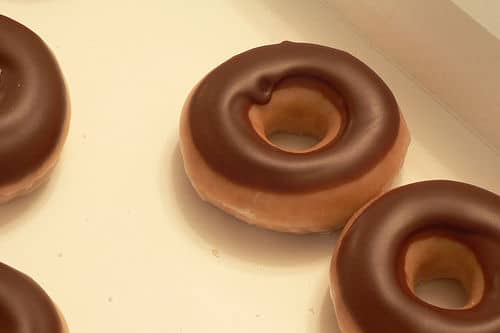 Des donuts glacés au chocolat