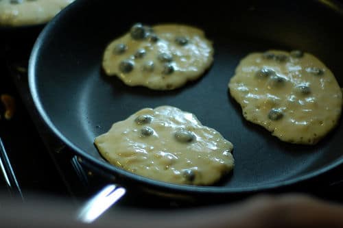 Les pancakes aux bleuets retournés (on voit bien les bulles)