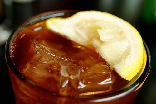 Un verre de thé glacé américain au citron