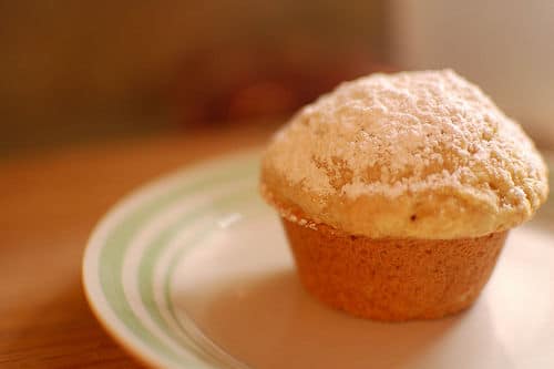 Un muffin donut sur une assiette