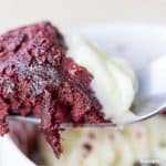 Fourchette red velvet mug cake avec frosting
