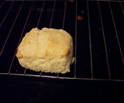 Un beau biscuit sur une grille