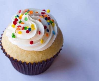 Un cupcake glacé au cream cheese