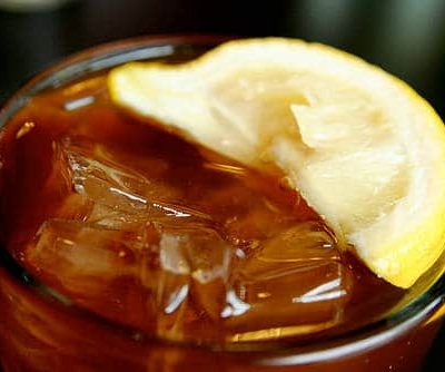 Un verre de thé glacé américain au citron
